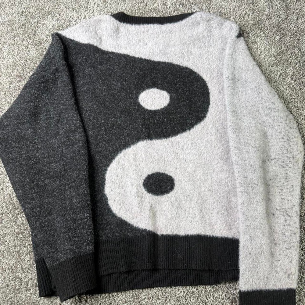 Young Yang Sweater M